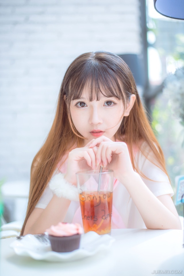 事已至此，成都被破，几乎已经是板上钉钉的事情，投降，还能保住刘璋的性命，若死撑着不降的话，那恐怕连刘璋的命都保不住了。